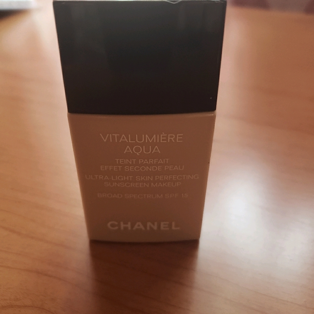 Chanel Vitalumiere Aqua 40 Beige
